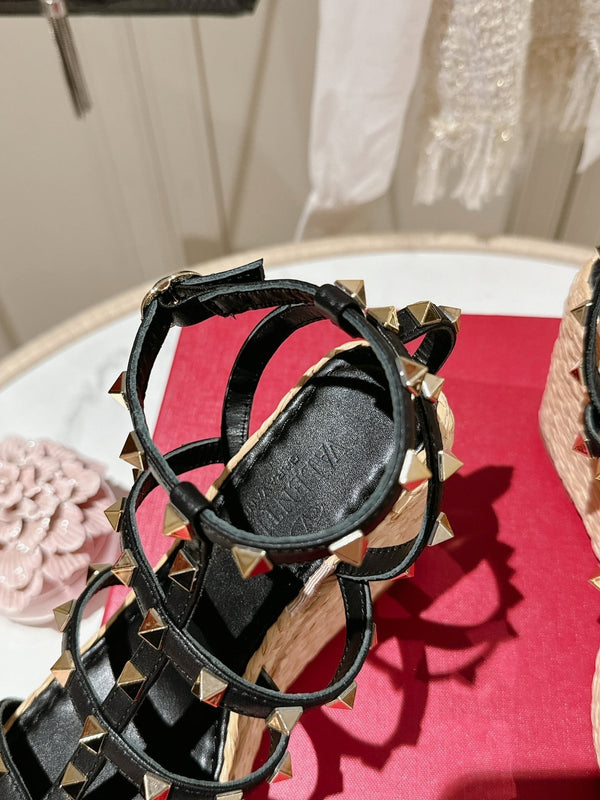 Rockstud Ankle Strap Wedge Sandal In Black Calfskin Leather And Beige Raffia 100mm 829389