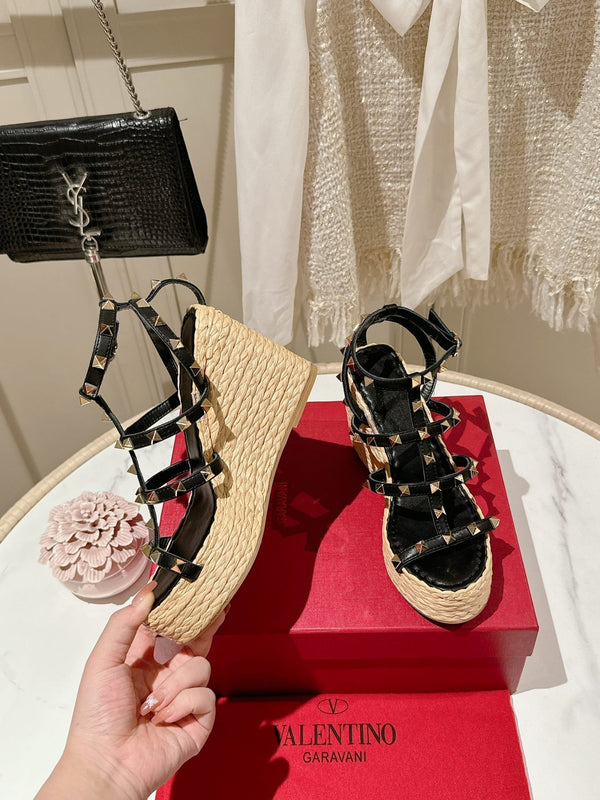 Rockstud Ankle Strap Wedge Sandal In Black Calfskin Leather And Beige Raffia 100mm 829389