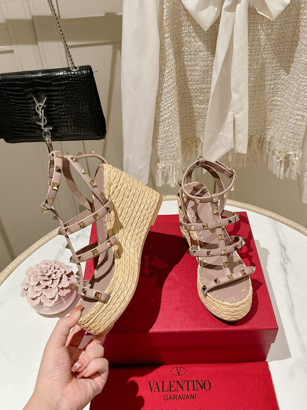 Rockstud Ankle Strap Wedge Sandal In Crepe Pink Calfskin Leather And Beige Raffia 100mm 829391