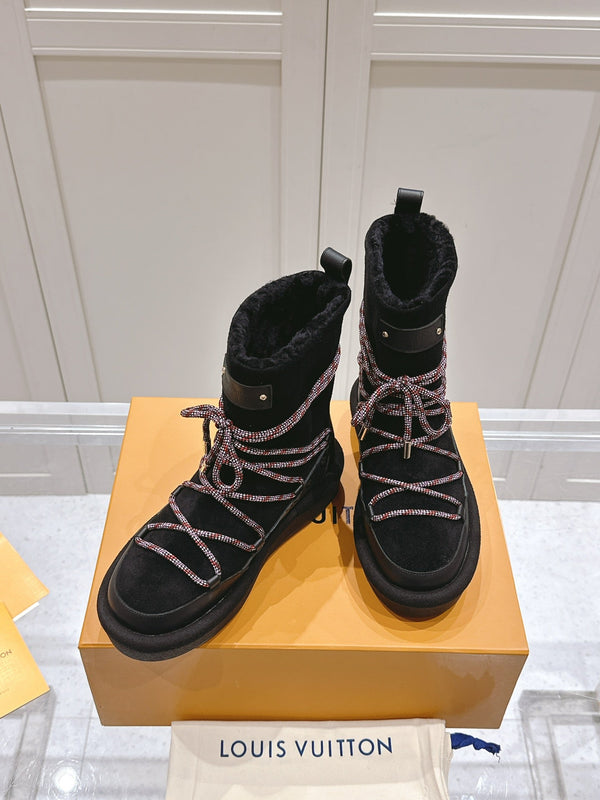 STIVALETTO CON PLATEAU ASPEN IN CAMOSCIO E SHEARLING CON MONOGRAMMA NERO