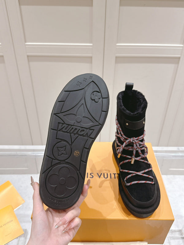 STIVALETTO CON PLATEAU ASPEN IN CAMOSCIO E SHEARLING CON MONOGRAMMA NERO