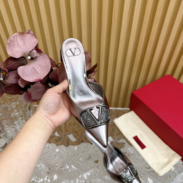 Décolleté con cinturino posteriore Vlogo Signature con cristalli, 70 in pelle di vitello argento scuro