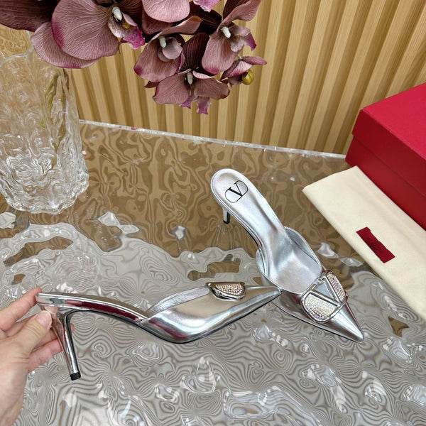 Décolleté con cinturino posteriore Vlogo Signature con cristalli, 70 in pelle di vitello argento