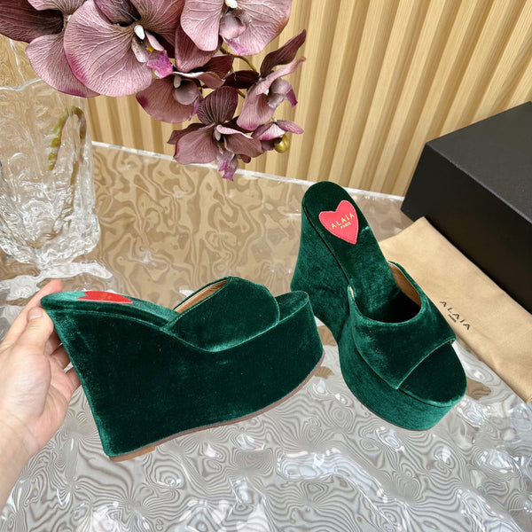 ZEPPA ALAIA IN VELLUTO VERDE FORESTA CON CUORE RICAMATO