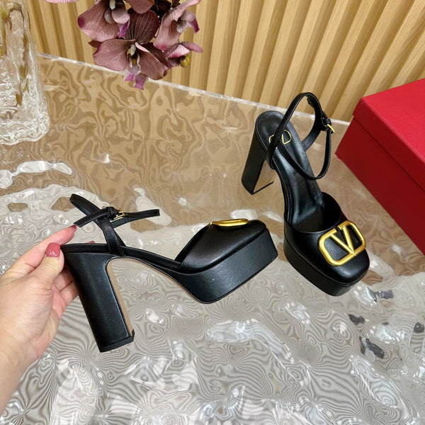 VT Signature 115mm Patent Leather Platform Pumps Black Calfskin 286473