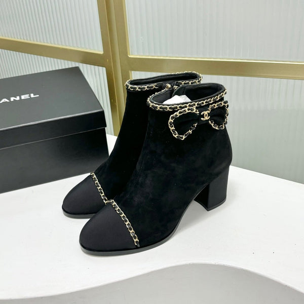 Stivaletto CC 65 in pelle scamosciata nera con cinturino in grosgrain