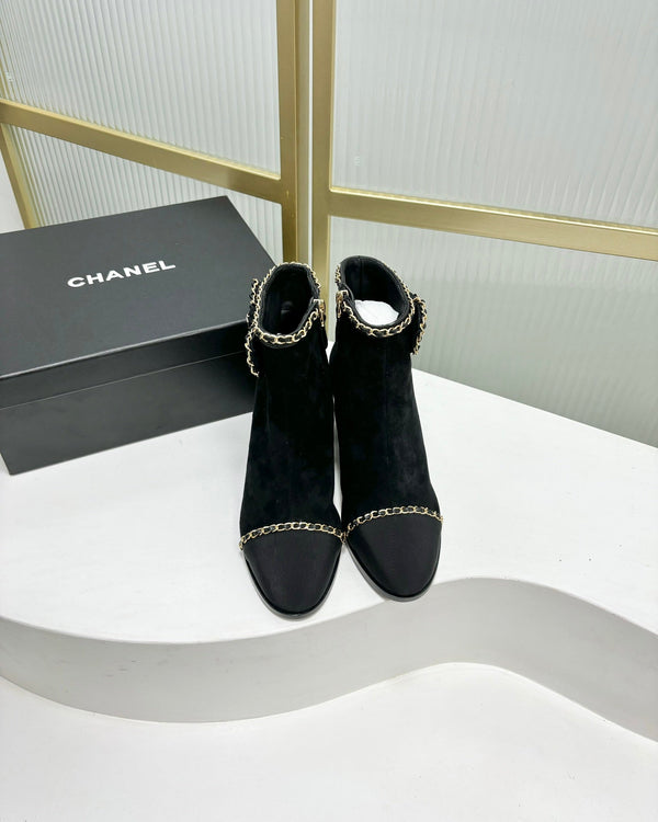 Stivaletto CC 65 in pelle scamosciata nera con cinturino in grosgrain