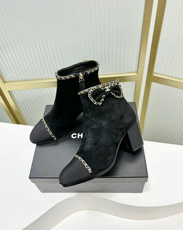 Stivaletto CC 65 in pelle scamosciata nera con cinturino in grosgrain