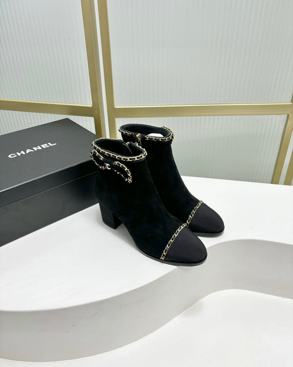 Stivaletto CC 65 in pelle scamosciata nera con cinturino in grosgrain