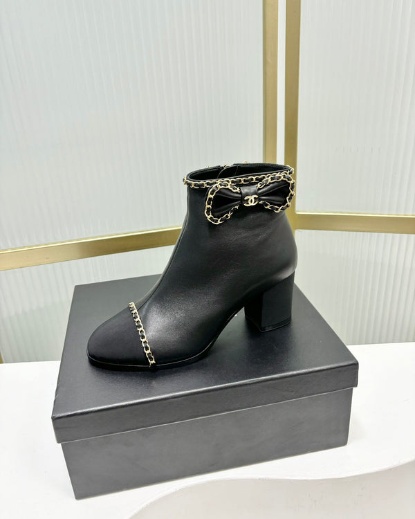 Stivaletto CC 65 in vitello nero con cinturino in pelle grosgrain