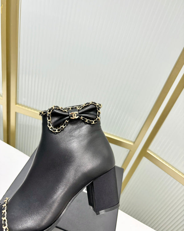 Stivaletto CC 65 in vitello nero con cinturino in pelle grosgrain