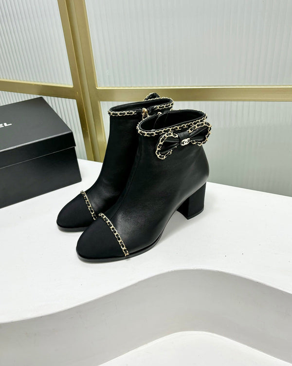 Stivaletto CC 65 in vitello nero con cinturino in pelle grosgrain