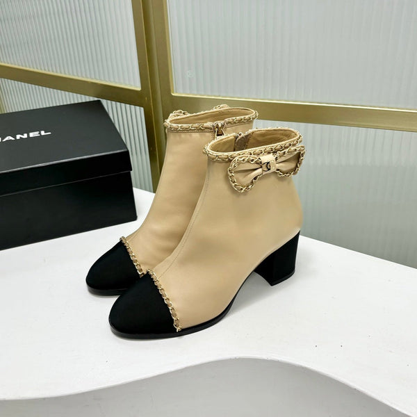 Stivaletto CC 65 in vitello beige con cinturino in pelle grosgrain nera