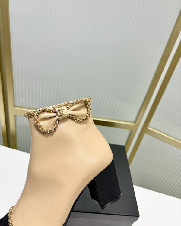 Stivaletto CC 65 in vitello beige con cinturino in pelle grosgrain nera