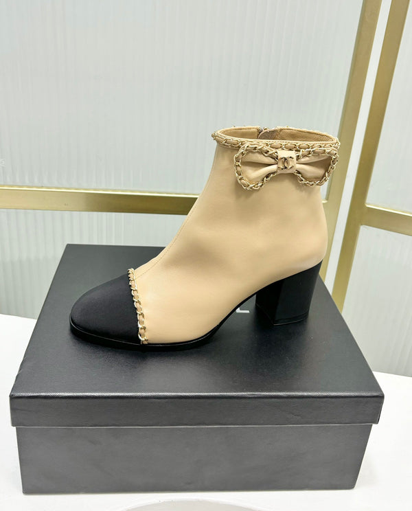Stivaletto CC 65 in vitello beige con cinturino in pelle grosgrain nera