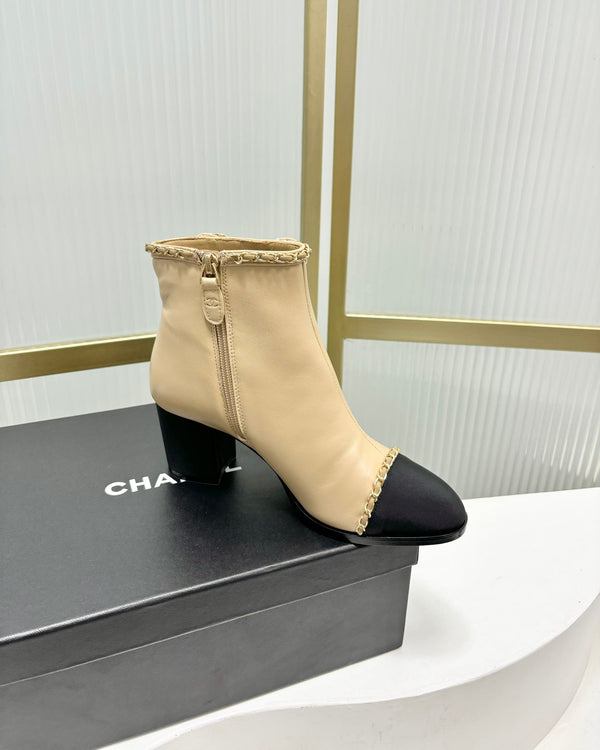 Stivaletto CC 65 in vitello beige con cinturino in pelle grosgrain nera