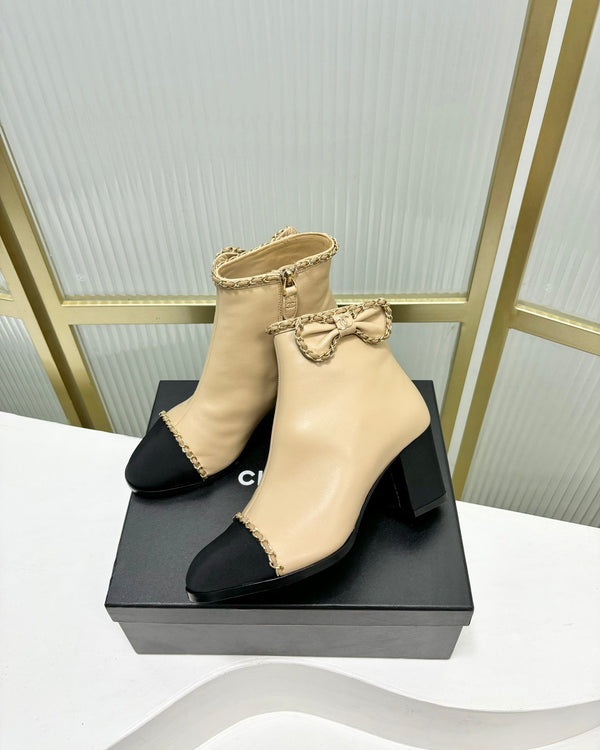 Stivaletto CC 65 in vitello beige con cinturino in pelle grosgrain nera