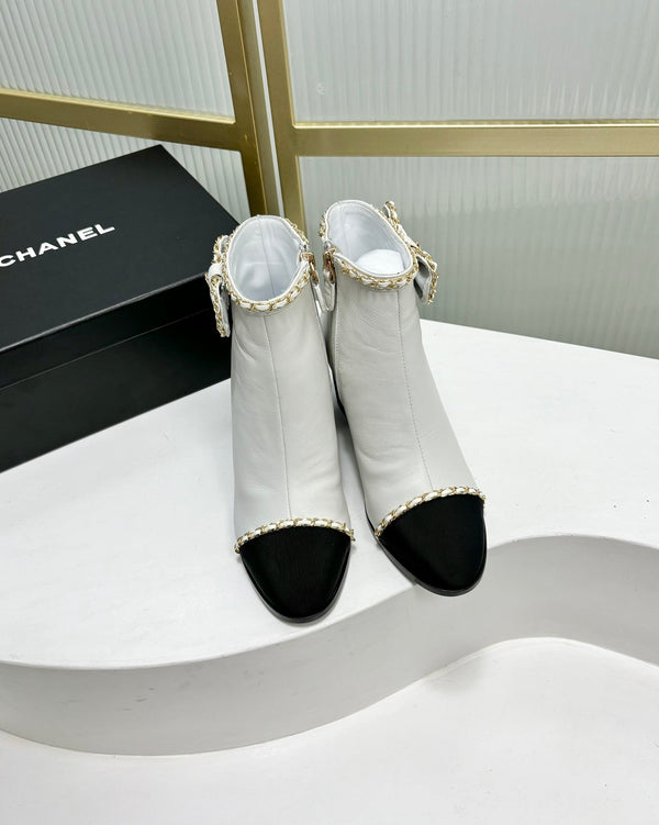 Stivaletto CC 65 in vitello bianco con cinturino in pelle grosgrain nera