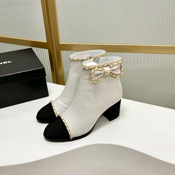 Stivaletto CC 65 in vitello bianco con cinturino in pelle grosgrain nera