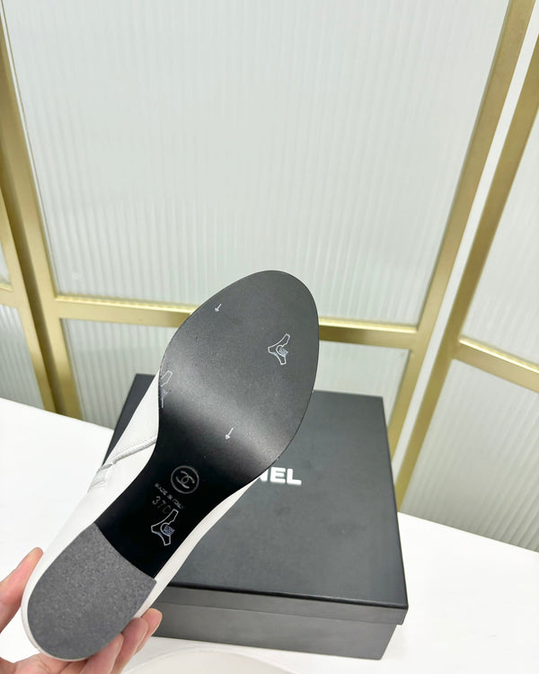 Stivaletto CC 65 in vitello bianco con cinturino in pelle grosgrain nera