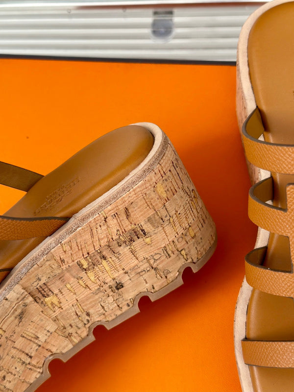 SANDALO ISABELLA IN PELLE DI VITELLO MARRONE LUCIDO