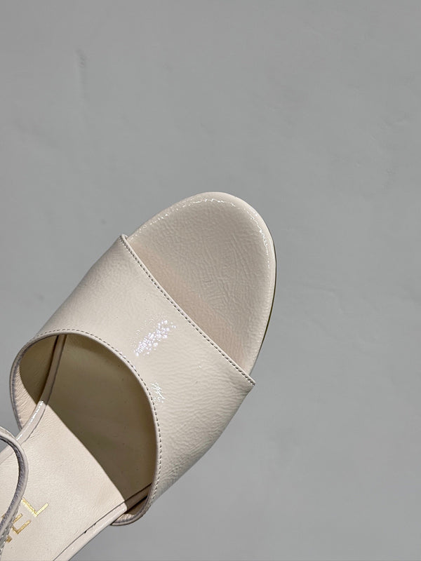 SANDALI CON TACCO A BLOCCO IN PELLE DI MONTONE BIANCA