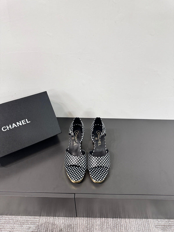 SANDALI CON TACCO A BLOCCO IN PELLE DI MONTONE A POIS NERI