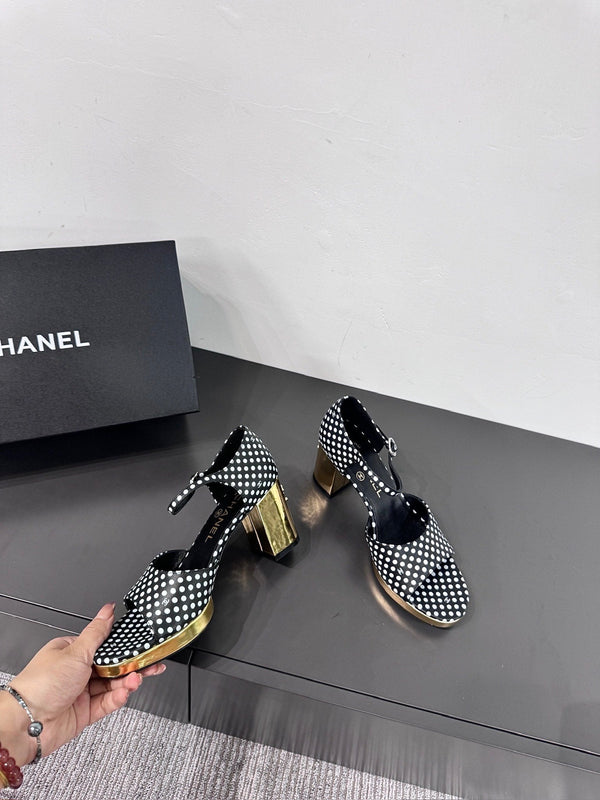 SANDALI CON TACCO A BLOCCO IN PELLE DI MONTONE A POIS NERI