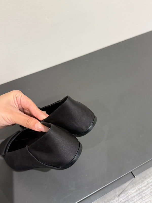 BALLERINA FLATS IN BLACK SATIN