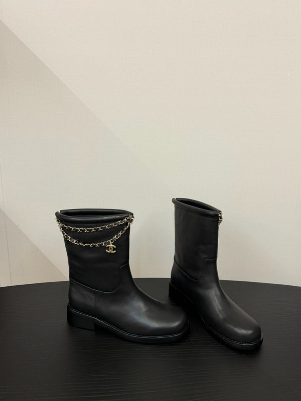 CC 25s Short Flat Chain Knight Boots Black Leather 417841