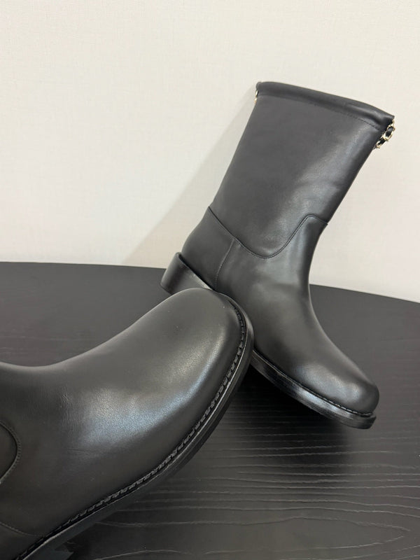 CC 25s Short Flat Chain Knight Boots Black Leather 417841