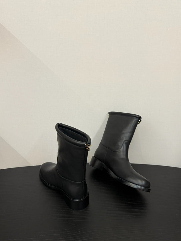 CC 25s Short Flat Chain Knight Boots Black Leather 417841