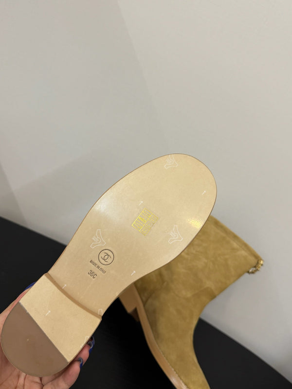 CC 25s Stivali da cavaliere corti con catena piatta in pelle scamosciata e pecora beige 417845