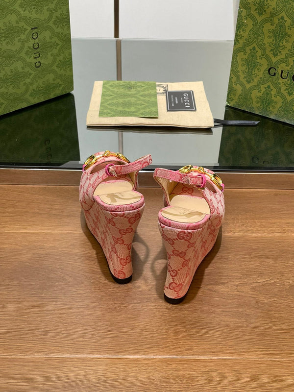 SANDALO CON ZEPPA GG IN TESSUTO JACQUARD CON MONOGRAMMA ROSA CHIARO