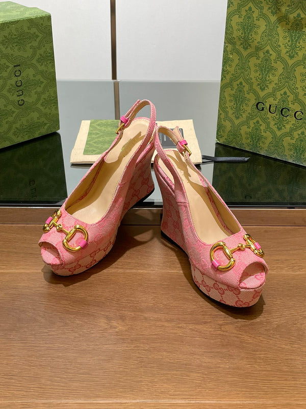 SANDALO CON ZEPPA GG IN TESSUTO JACQUARD CON MONOGRAMMA ROSA CHIARO