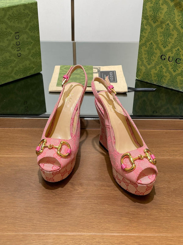 SANDALO CON ZEPPA GG IN TESSUTO JACQUARD CON MONOGRAMMA ROSA CHIARO