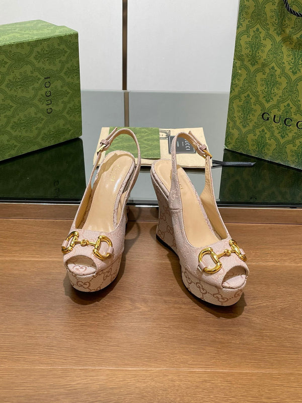 SANDALO CON ZEPPA GG IN TESSUTO JACQUARD CON MONOGRAMMA BEIGE MANDORLA