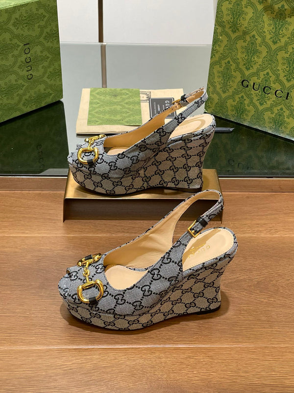 SANDALO CON ZEPPA GG IN TESSUTO JACQUARD CON MONOGRAMMA GRIGIO ACCIAIO