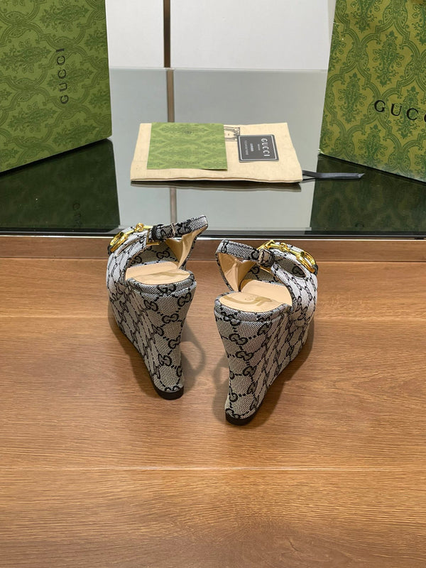 SANDALO CON ZEPPA GG IN TESSUTO JACQUARD CON MONOGRAMMA GRIGIO ACCIAIO