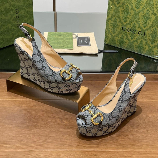 SANDALO CON ZEPPA GG IN TESSUTO JACQUARD CON MONOGRAMMA GRIGIO ACCIAIO