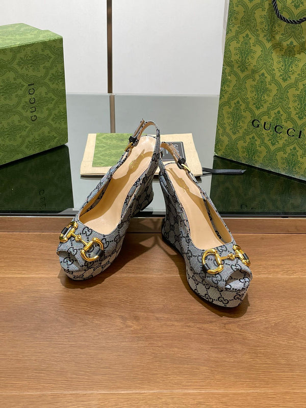 SANDALO CON ZEPPA GG IN TESSUTO JACQUARD CON MONOGRAMMA GRIGIO ACCIAIO