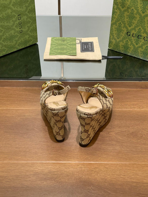 SANDALO CON ZEPPA GG IN TESSUTO JACQUARD CON MONOGRAMMA MARRONE CAMMELLO