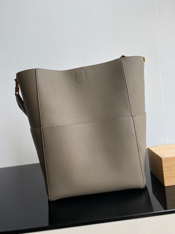 BORSA A SECCHIELLO 33 IN PELLE DI VITELLO MARRONE ARACHIDI CON TRACOLLA A SECCHIELLO