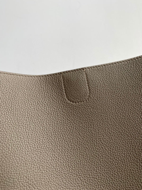 BORSA A SECCHIELLO 33 IN PELLE DI VITELLO MARRONE ARACHIDI CON TRACOLLA A SECCHIELLO