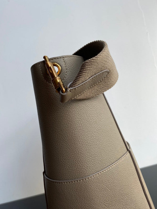 BORSA A SECCHIELLO 33 IN PELLE DI VITELLO MARRONE ARACHIDI CON TRACOLLA A SECCHIELLO