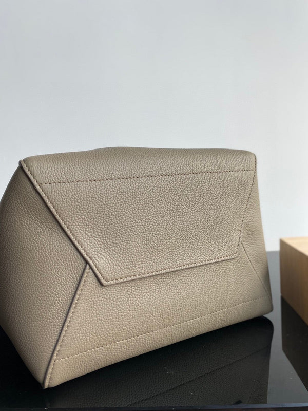 BORSA A SECCHIELLO 33 IN PELLE DI VITELLO MARRONE ARACHIDI CON TRACOLLA A SECCHIELLO