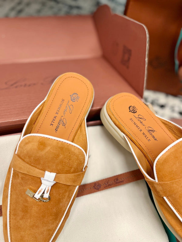 Loro Piana Charms Walk Flat Mules in pelle scamosciata color salmone bianco