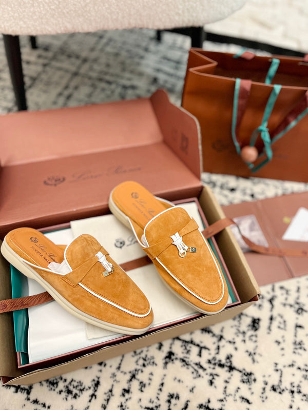 Loro Piana Charms Walk Flat Mules in pelle scamosciata color salmone bianco