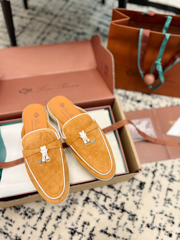 Loro Piana Charms Walk Flat Mules in pelle scamosciata color salmone bianco