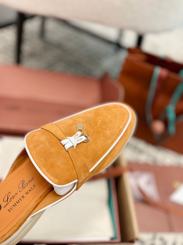 Loro Piana Charms Walk Flat Mules in pelle scamosciata color salmone bianco